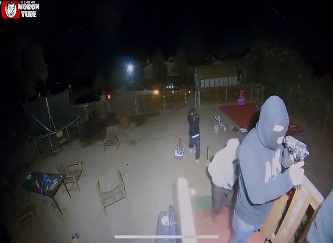 Video :The shocking moment when scum takes a family man hostage to rob his house